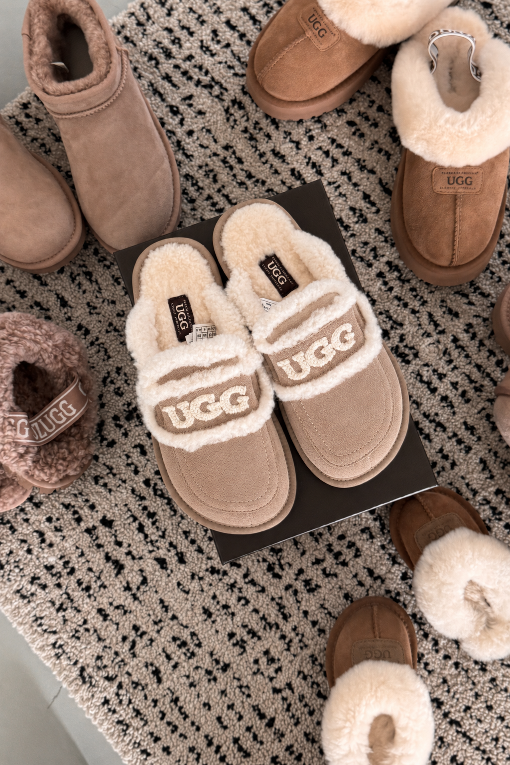 UGG 바이올렛 시어링 슬리퍼 OB938  (UGG UGG Violet Shearling Slipper)