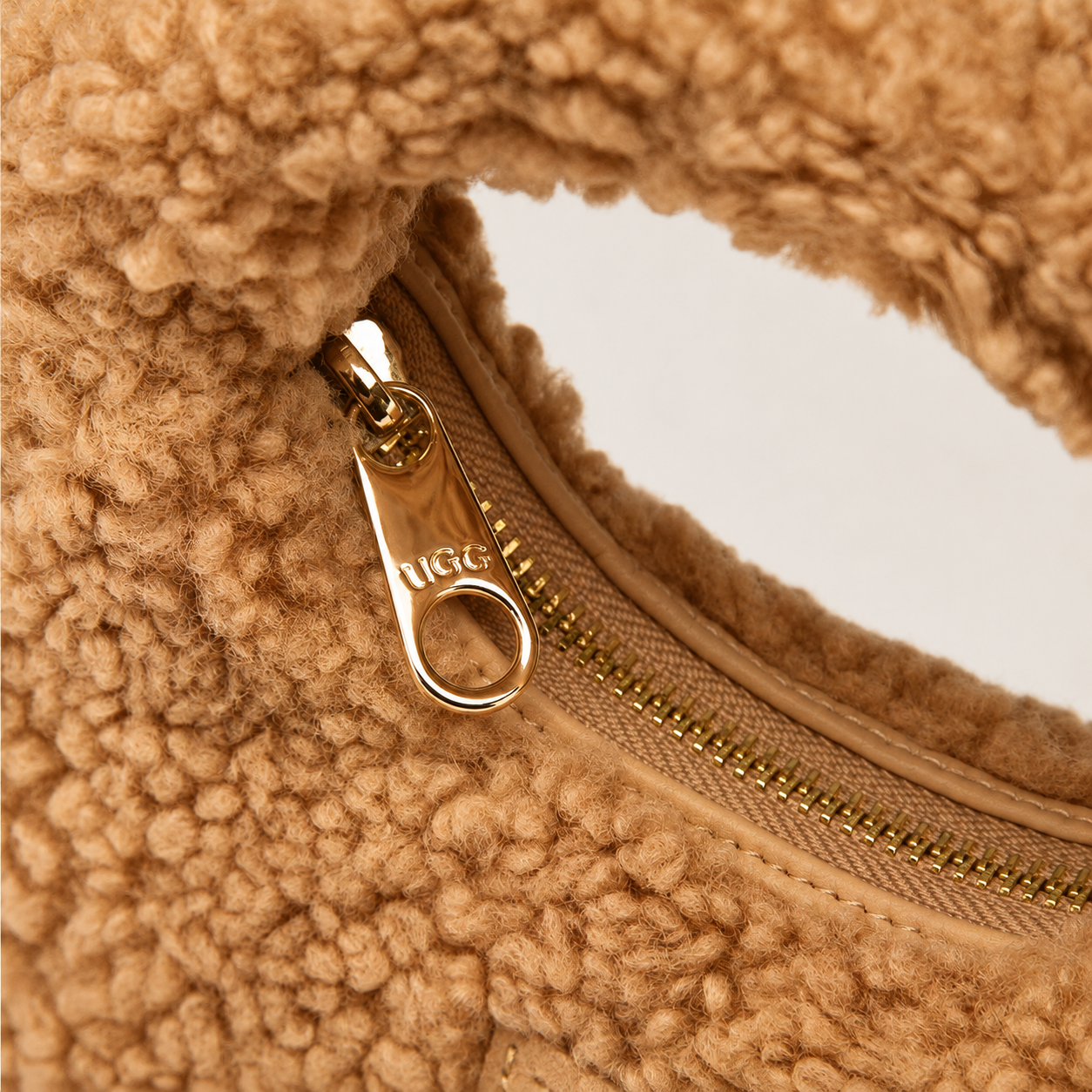 어그 모모 시어링 숄더백 OZB020 / UGG Momo Shearling Small Bag