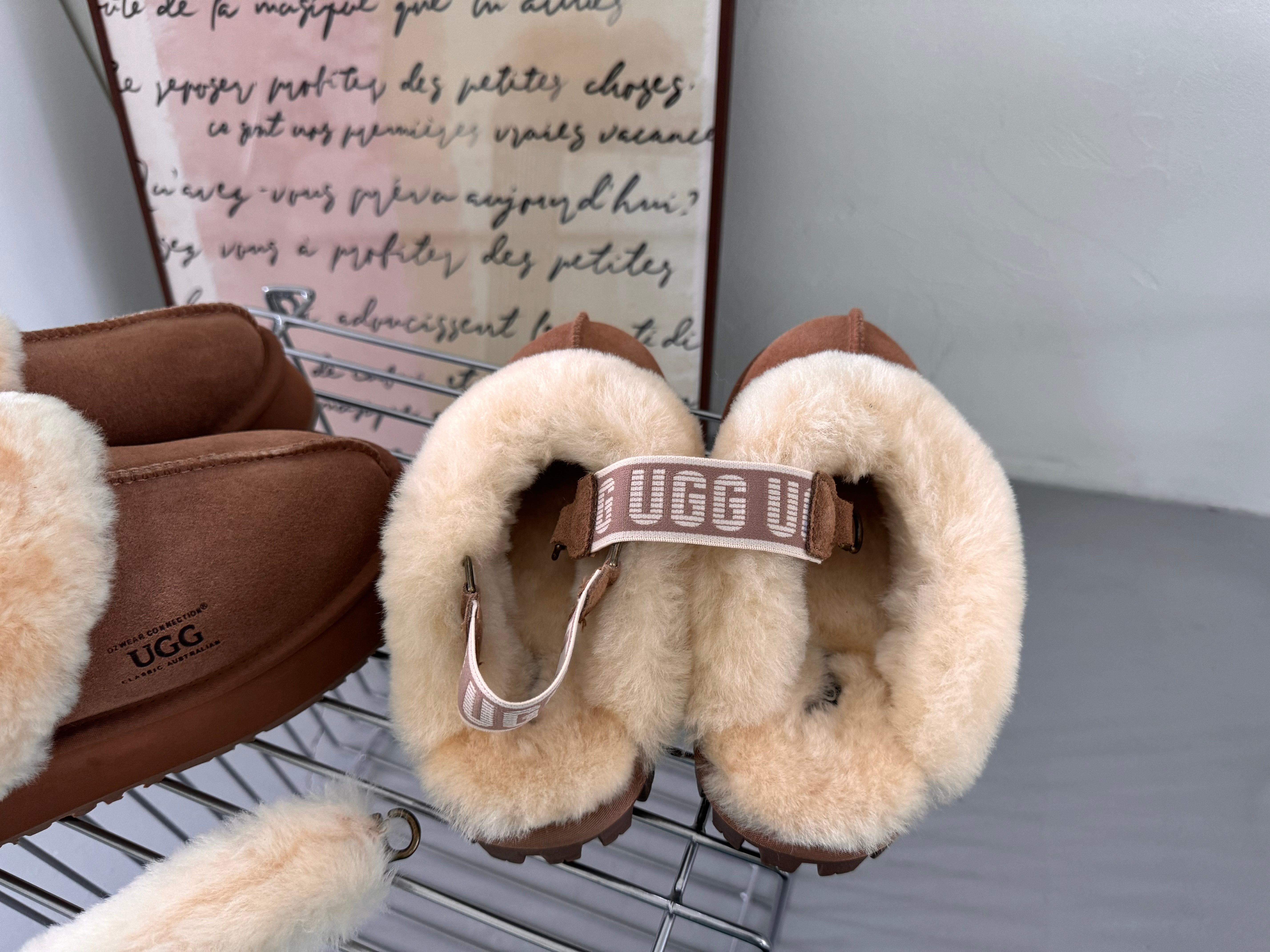 UGG 코켓 슬리퍼 밴딩 OB114D (UGG Coquette Slipper (Elastic Logo & Wool Strap))