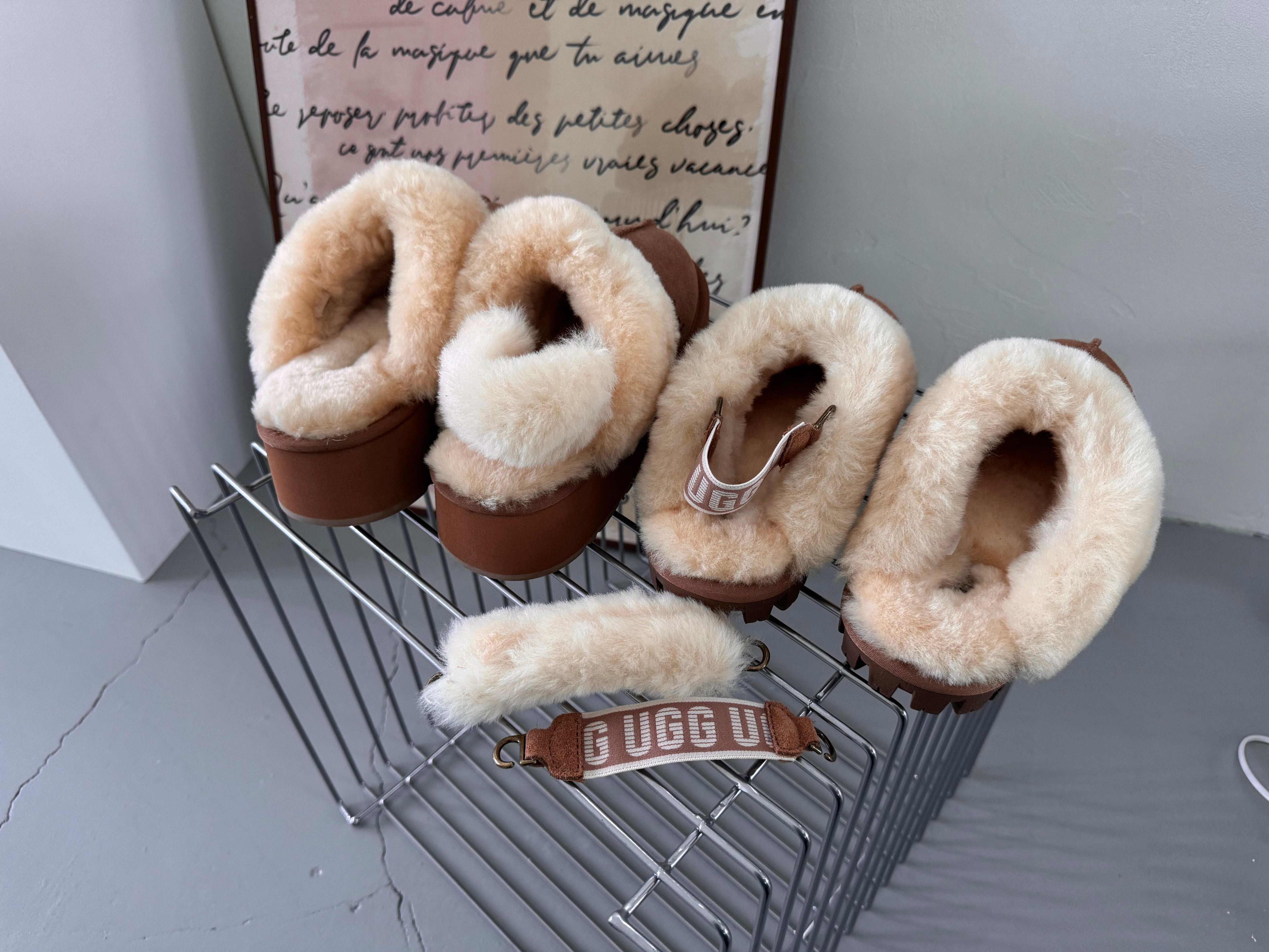 UGG 코켓 슬리퍼 밴딩 OB114D (UGG Coquette Slipper (Elastic Logo & Wool Strap))