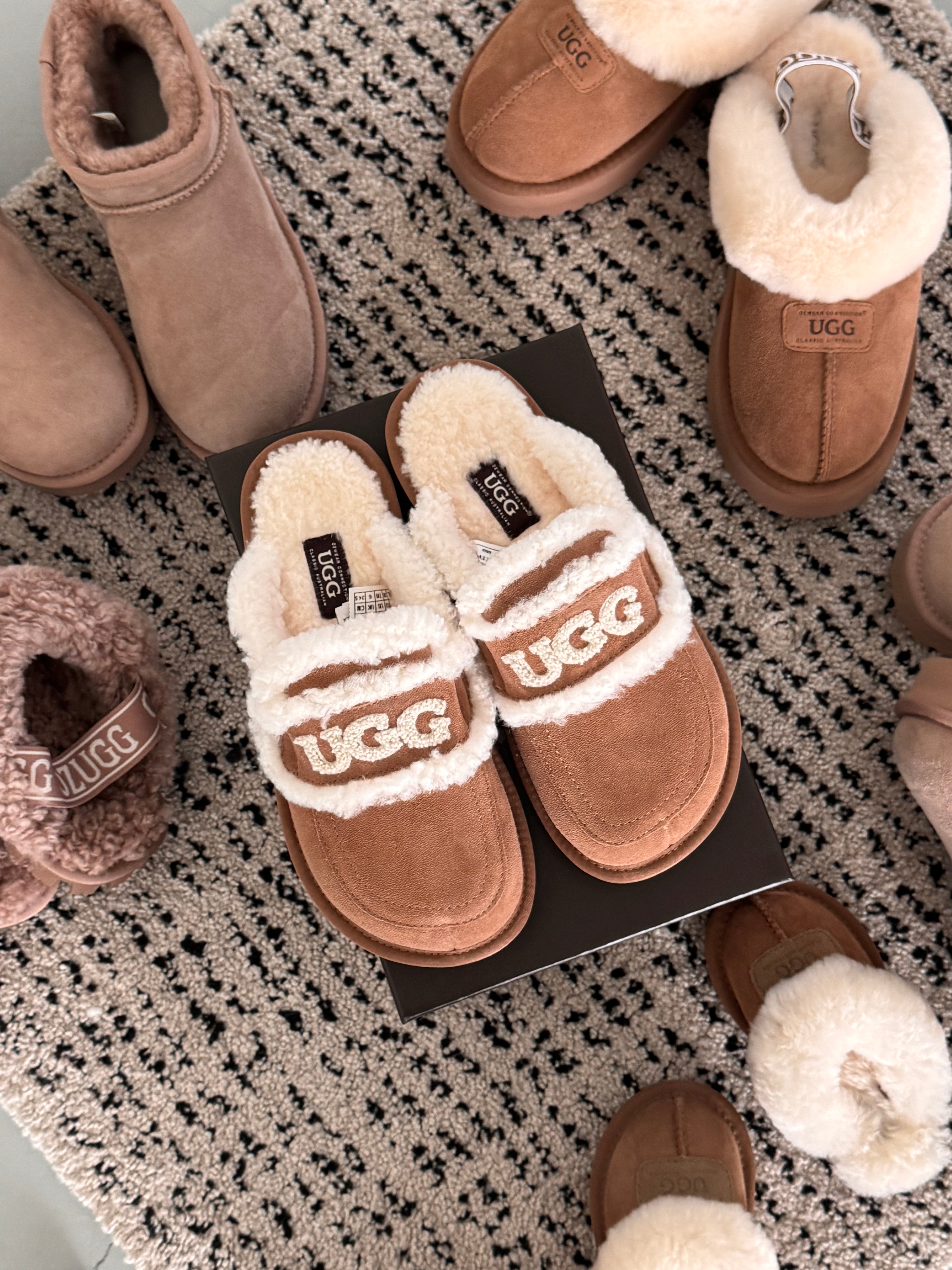 UGG 바이올렛 시어링 슬리퍼 OB938  (UGG UGG Violet Shearling Slipper)
