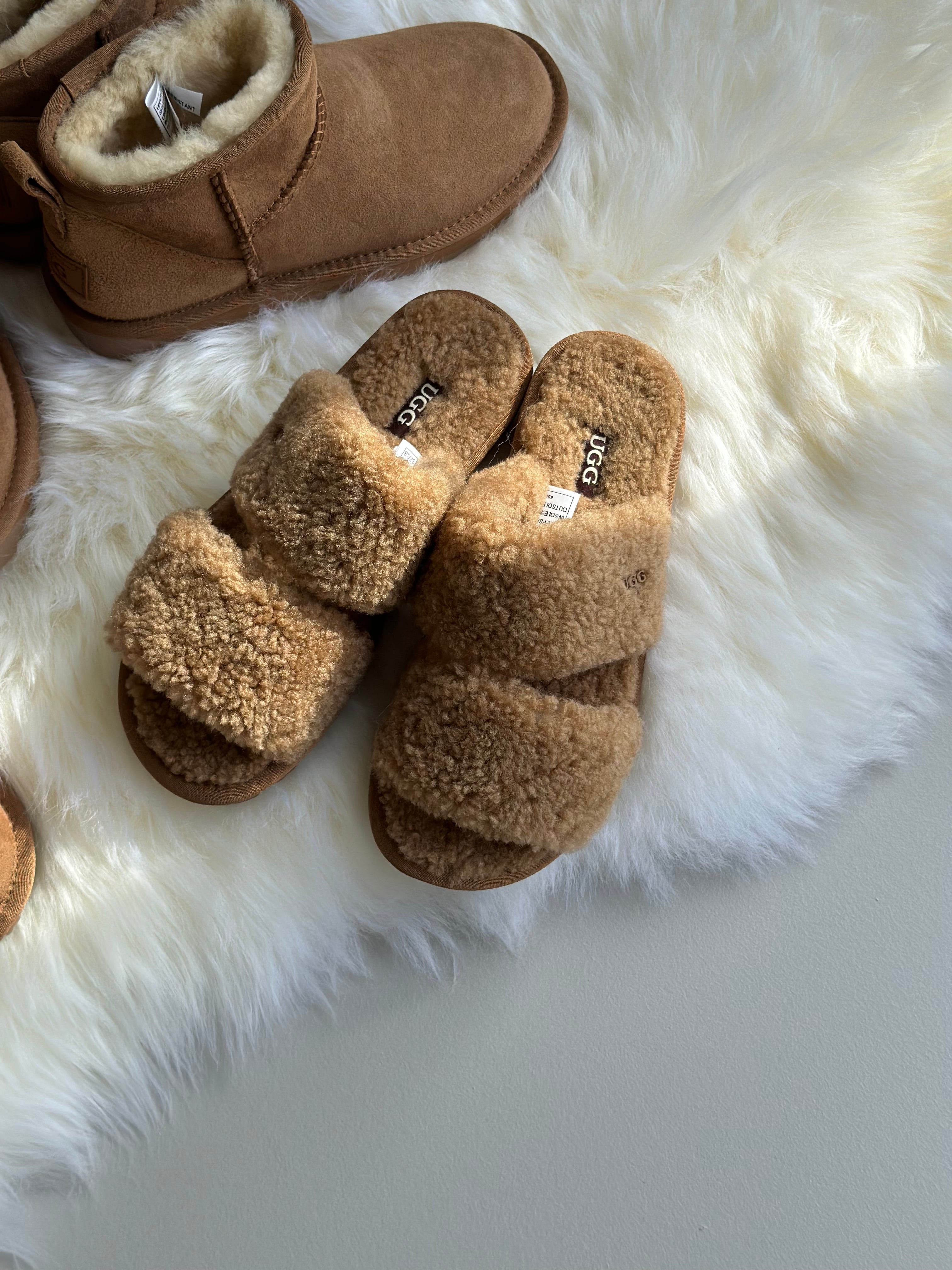 UGG 에플린 컬리 슬리퍼 OB792 (UGG EVELYN CURLY SLIDE SLIPPER)